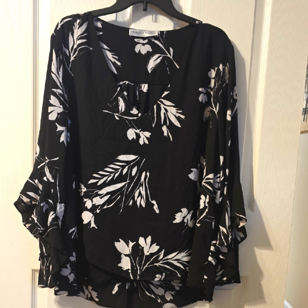 Chelsea & Theodore Black and White 3/4 Sleeve Boxy Blouse With Bell Sleeves.